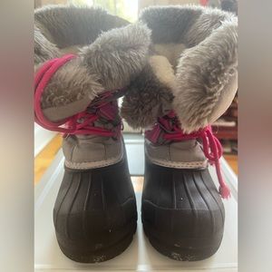 Girls Dream Pair Snow Boots like new. Pink grey and black.
